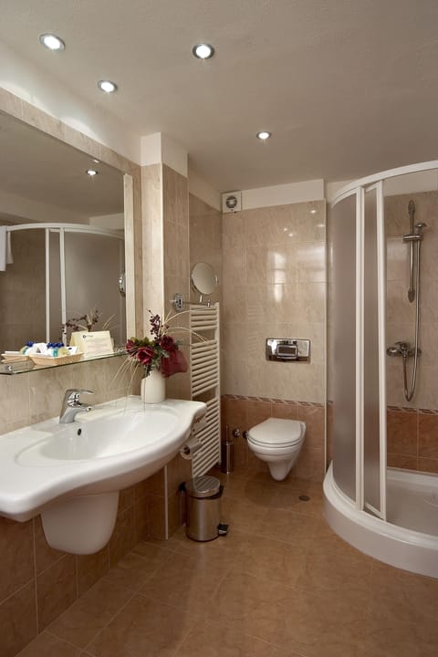 Hypo-allergenic bedding, minibar, in-room safe, desk