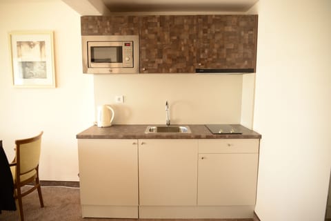Apartment, Kitchenette | Private kitchenette | Fridge, coffee/tea maker