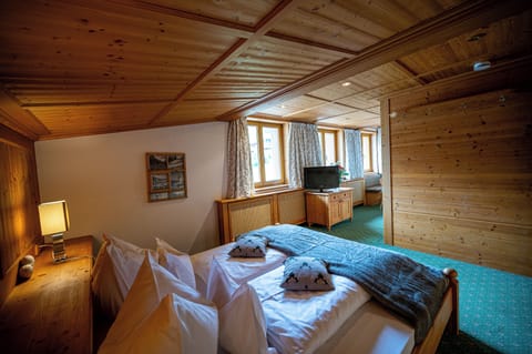 Suite, Kitchenette, Mountain View | In-room safe, desk, laptop workspace, free WiFi