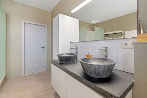 Deluxe Double Room, Canal View | Bathroom