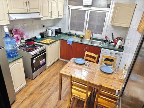 Full-size fridge, microwave, oven, stovetop