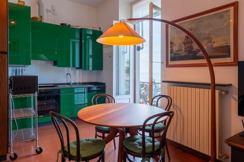 Apartment, 2 Bedrooms, Lake View | Dining room