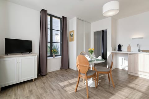 Studio, Balcony | Living area | 80-cm TV with digital channels