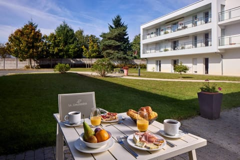 Daily continental breakfast (EUR 12.9 per person)