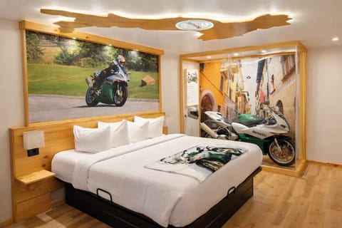 Benelli Tornado Tre 900 | Desk, free WiFi