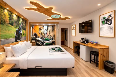 Benelli Tornado Tre 900 | Desk, free WiFi