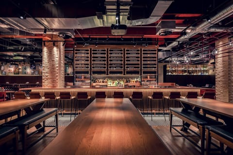2 bars/lounges