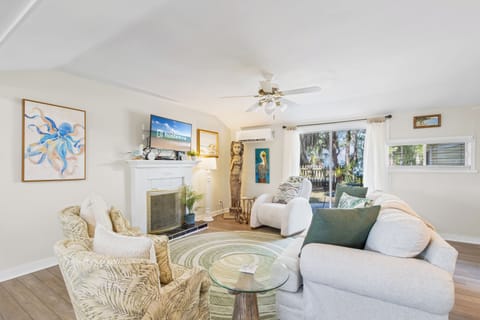 Signature Cottage, 3 Bedrooms, Patio | Living room | 32-inch Smart TV with digital channels