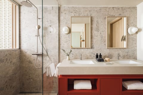 Shower, rainfall showerhead, free toiletries, hair dryer