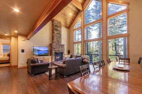 Chalet, Multiple Beds, Hot Tub, Mountain View (The T-Pot) | Living area