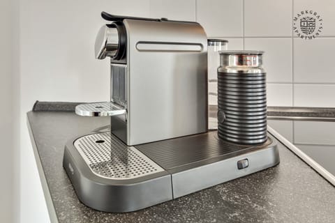 Deluxe Apartment | Private kitchen | Full-size fridge, oven, stovetop, toaster