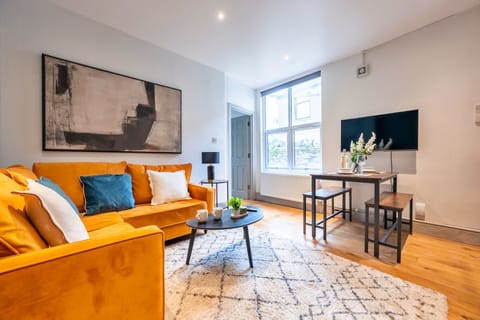 Apartment | Living area | Flat-screen TV