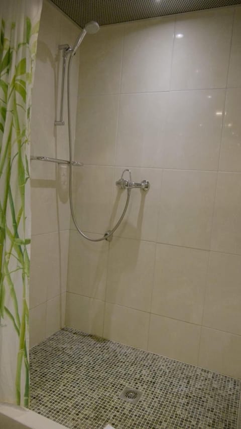 Blackout drapes, rollaway beds, free WiFi, bed sheets