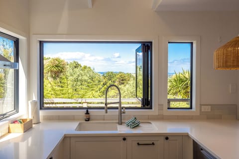 Comfort House, Bay View | Private kitchen | Electric kettle, toaster