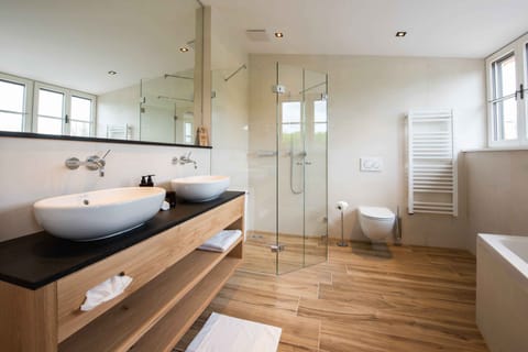 Junior Suite, Courtyard View | Bathroom | Slippers