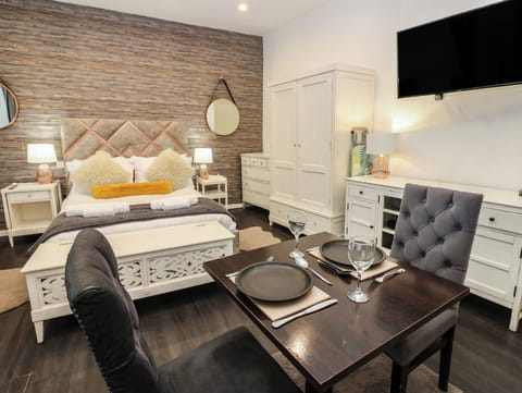 1 bedroom, individually decorated, individually furnished, free WiFi