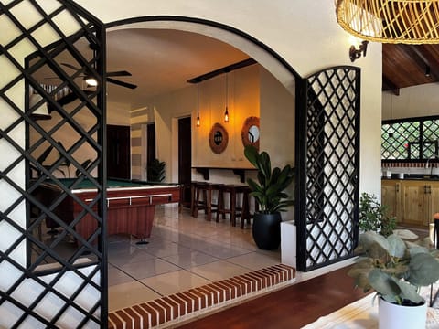 House | 5 bedrooms, high-speed internet
