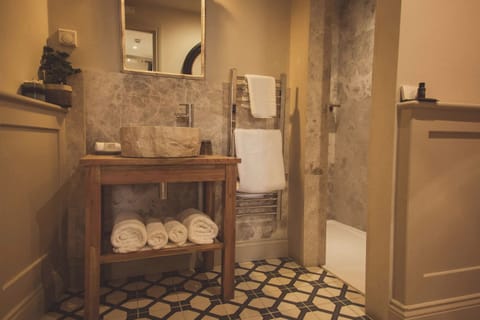 King Suite | Iron/ironing board, free WiFi