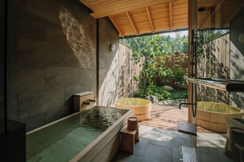 Deluxe Studio | Bathroom
