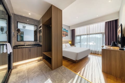Free minibar, desk, free WiFi