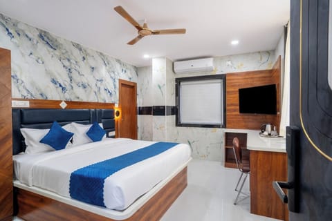 Deluxe Double Room, City View | Desk, laptop workspace, free WiFi