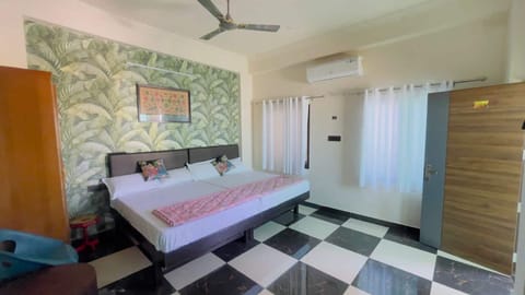 Family Room | Desk, soundproofing, free WiFi
