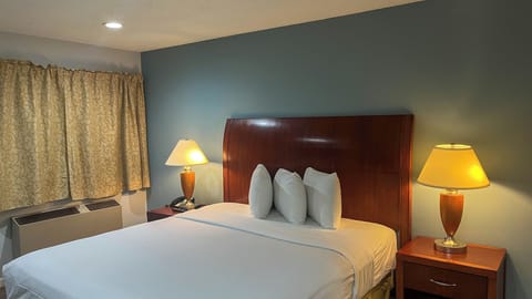 Iron/ironing board, bed sheets