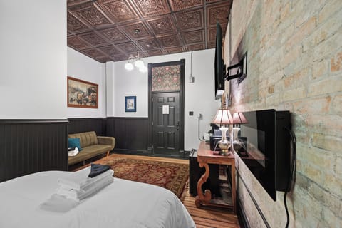 Signature Room, 1 King Bed, Shared Bathroom | Iron/ironing board, free WiFi, bed sheets