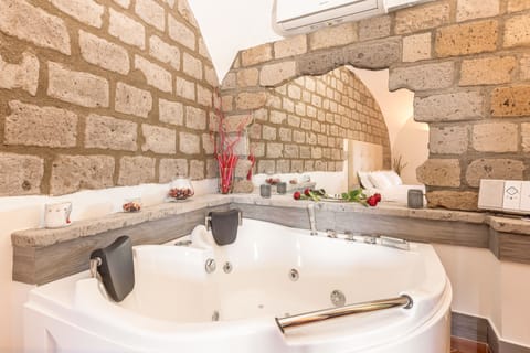 Junior Suite, Jetted Tub | Minibar, in-room safe, desk, soundproofing