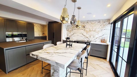 House | 5 bedrooms, desk, Internet