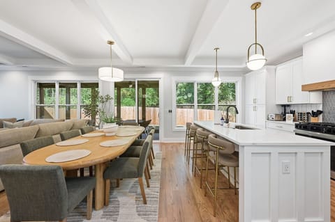 House, 5 Bedrooms | Dining
