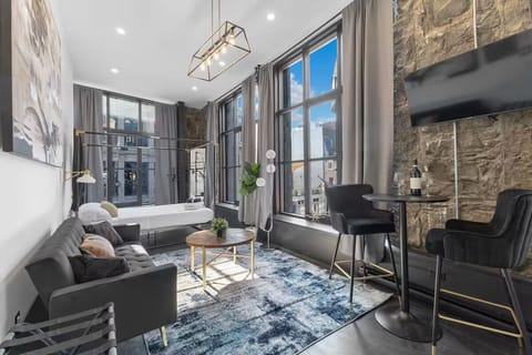 Deluxe Studio Suite, City View | Living area