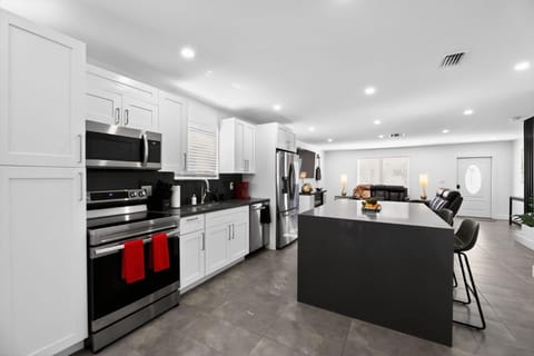 Full-size fridge, oven, stovetop, dishwasher