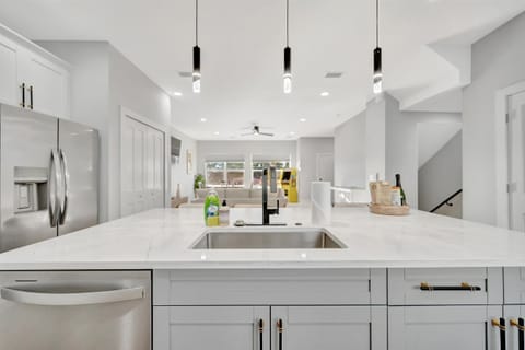 Deluxe Apartment, 4 Bedrooms, Balcony | Private kitchen