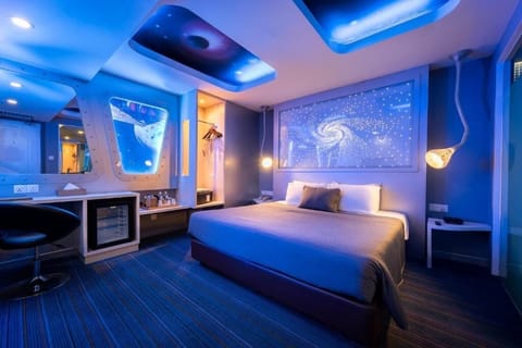 Theme Room | Desk, iron/ironing board, free WiFi