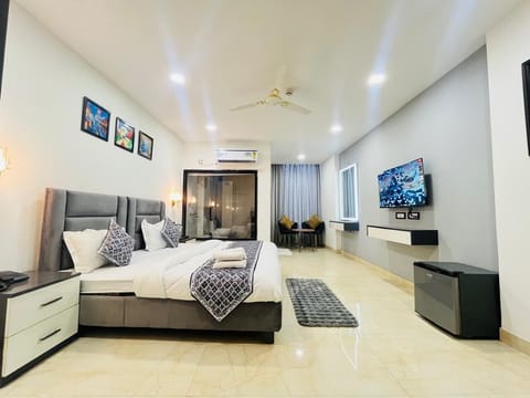 Deluxe Double Room | Iron/ironing board, free WiFi