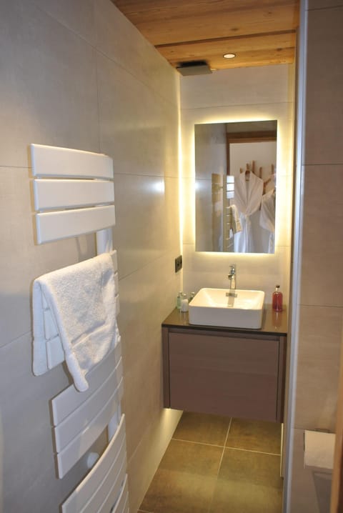 Comfort Double Room, Garden View | Bathroom | Hair dryer, bathrobes, slippers, towels