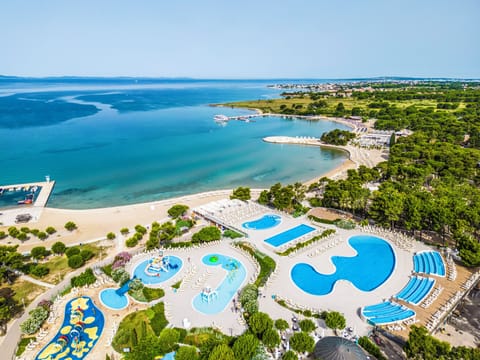 Seasonal outdoor pool, pool umbrellas, sun loungers