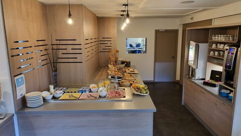 Daily cooked-to-order breakfast (EUR 10.90 per person)