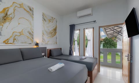 Deluxe Triple Room | Desk, free WiFi, bed sheets