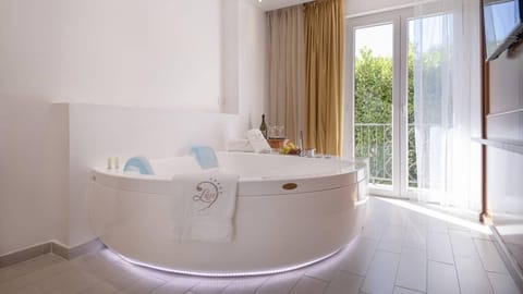 Junior Suite, Balcony, Garden View | Private spa tub
