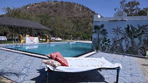 2 outdoor pools