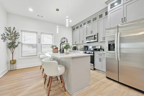 House, 6 Bedrooms, Pets Allowed, Park View | Private kitchen
