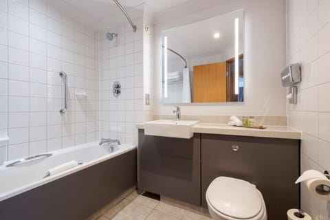 Family Room, 1 Queen Bed | Bathroom | Combined shower/tub, free toiletries, hair dryer, towels