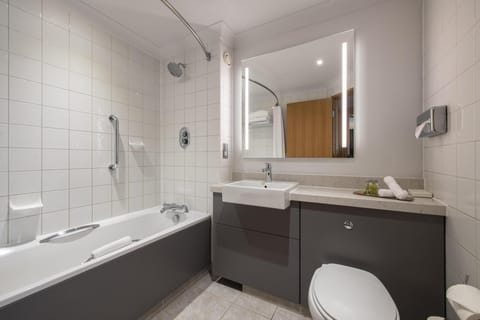 Room, 1 Queen Bed | Bathroom | Combined shower/tub, free toiletries, hair dryer, towels