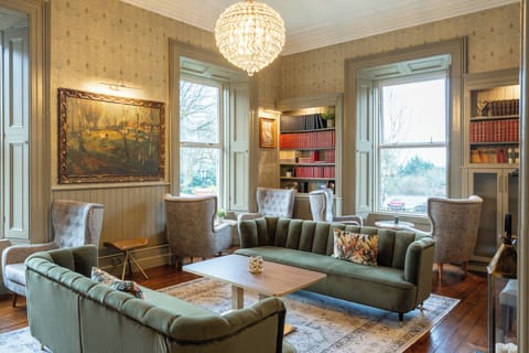 Serves lunch and dinner