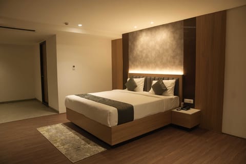 Imperial Room | Desk, laptop workspace, soundproofing, free WiFi