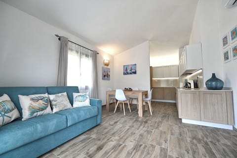 House | Living area | 43-inch flat-screen TV with cable channels