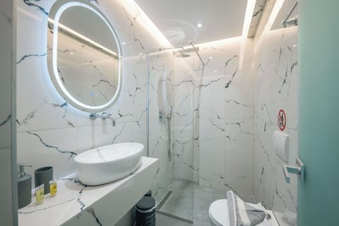 Twin Room | Bathroom | Towels