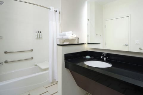 Combined shower/tub, free toiletries, hair dryer, towels